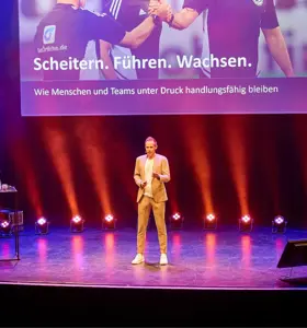 Sascha Stegemann - FIFA-zertifizierter Profischiedsrichter zeigt Ihnen Erfolgsstrategien und erklärt, was für ein effektives Krisenmanagement nötig ist.