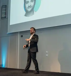 Sven Jungmann - Der Arzt und Start-Up-Gründer, der Künstliche Intelligenz in rund 50 Krankenhäuser bringt. Im&nbsp;eigenen Unternehmen hat er die Arbeit zweier Senior-Expert:innen mit KI selbst übernommen.&nbsp;Vorträge aus der Umsetzung, mit eigenen Zahlen.